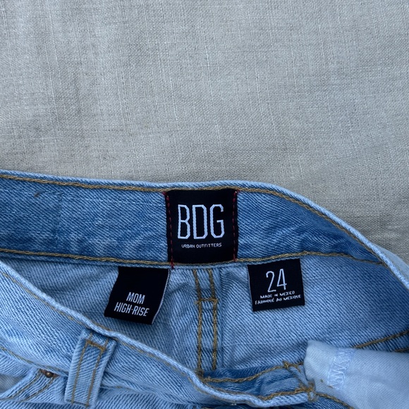 Urban Outfitters BDG Light Wash Mom High Rise Shorts Size 24 - Vintage Style - Picture 9 of 13